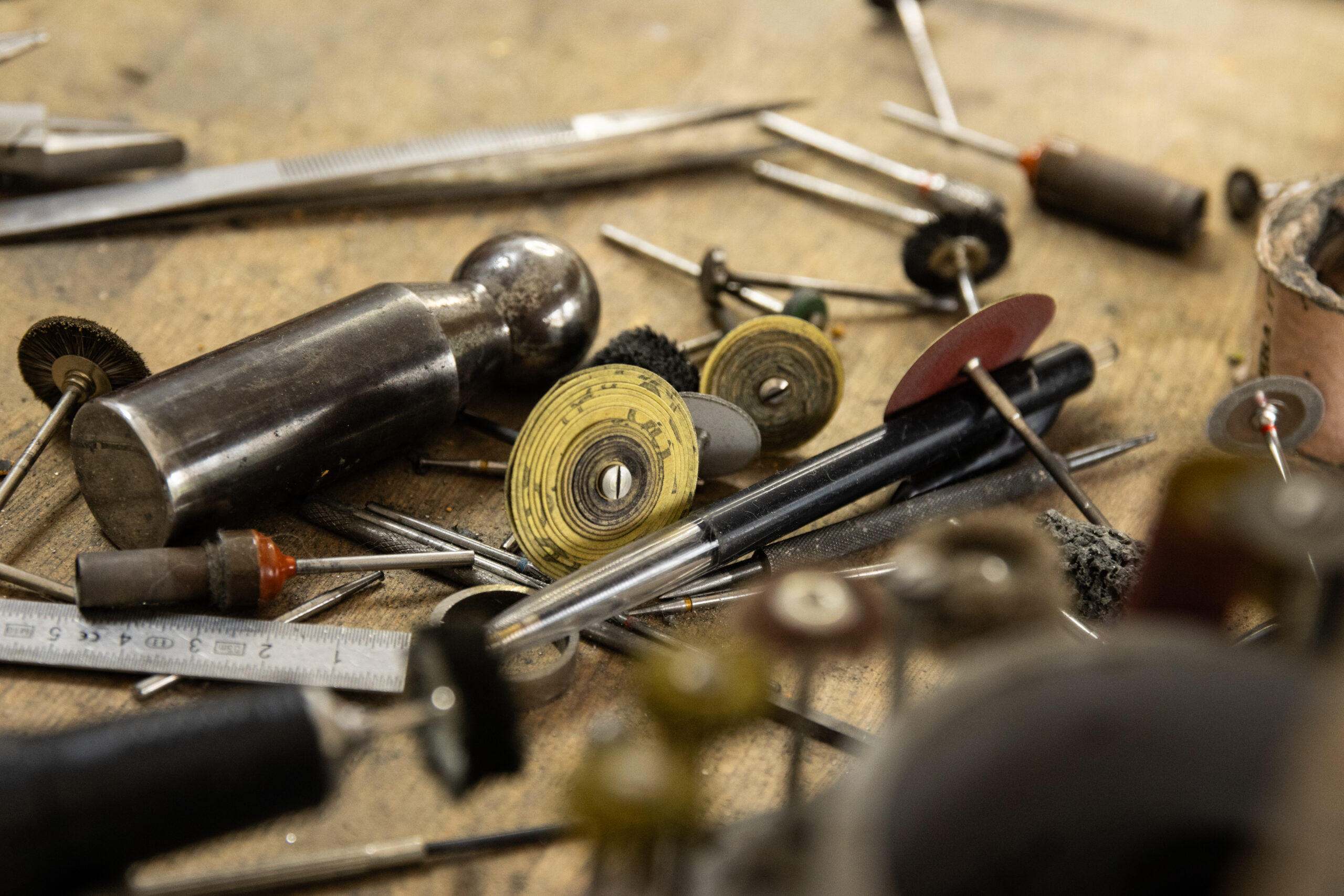 Emerisage d'une bague en damas